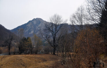 Munții Leaota: vf Vârtoapele la granița dintre iarnă și primăvară