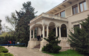 În vizită la Palatul Primăverii (Bucureşti)